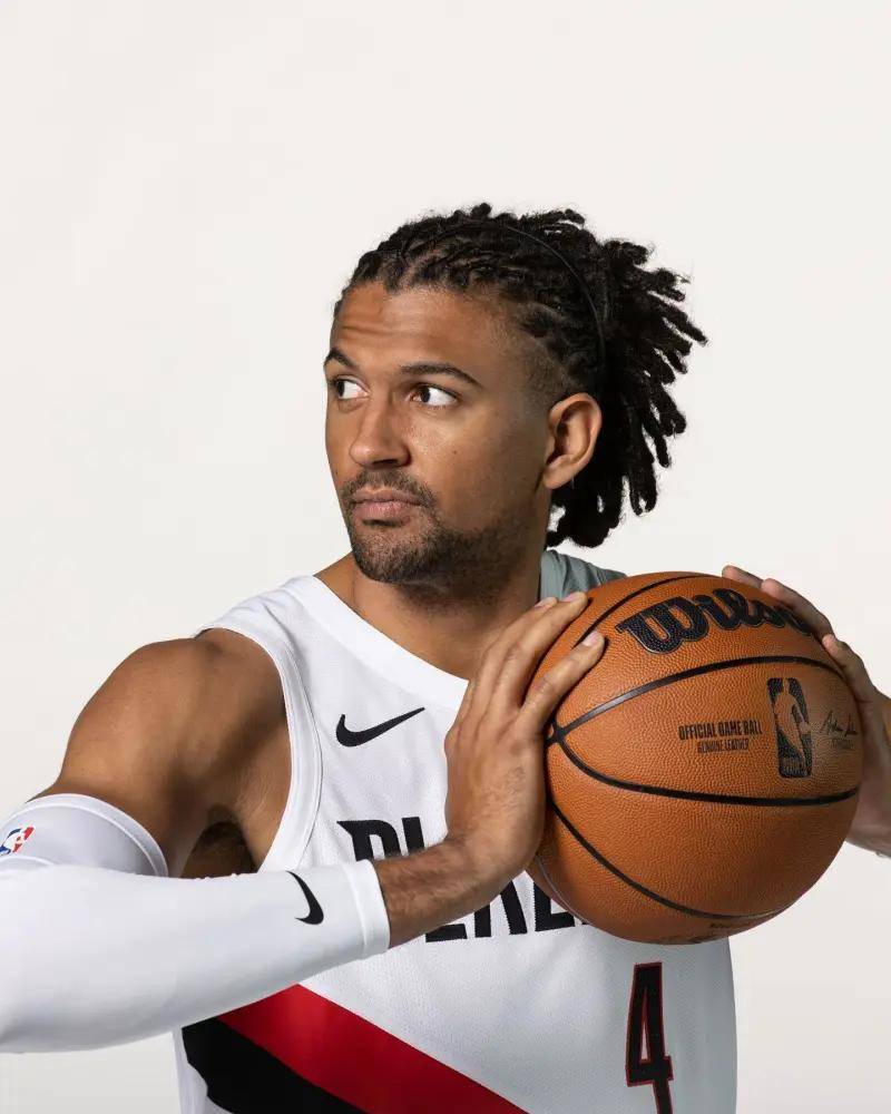 包含全明星赛赛程吃紧，波特兰开拓者转会期门线救险，引发热议，更衣室氛围转暖的词条